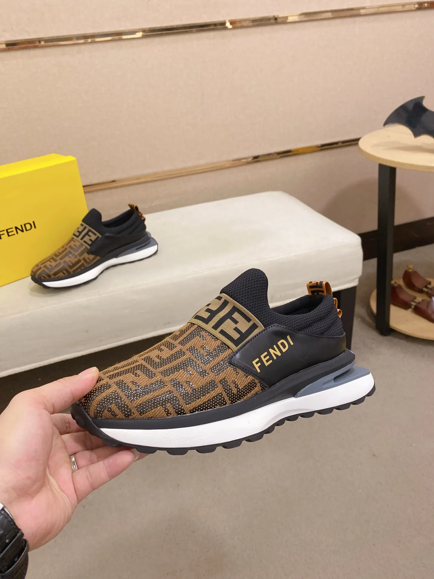 Men's shoes 💰 462💰 (FENDI) New style 👊🏻 upper 🇮🇹 imported cowhide fabric 🇩🇪 lining imported sheepskin lining. The original outsole is molded to highlight the identity of every man, and the upper foot is stable and stable🚶🏻🚶🏻The high-end custom counters reproduce the original version📯No matter the wind or rain, the shoe last remains unchanged and can withstand the verification of time🔍️,🔵 Size: 38-44 (45 is custom-made and cannot be returned or exchanged